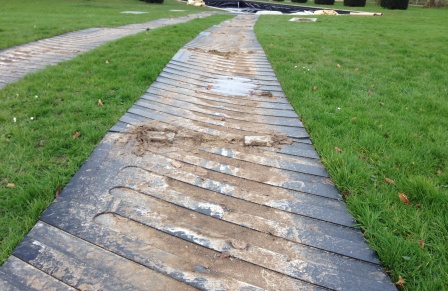 Chemin de roulement avec plaque crantée